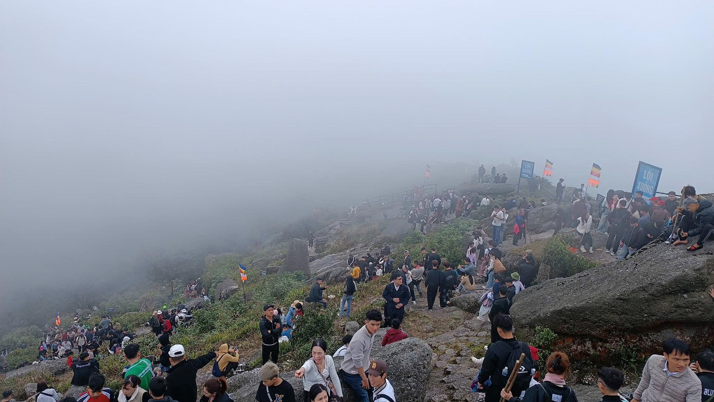 Biển người đổ về Y&ecirc;n Tử- Ảnh 13.