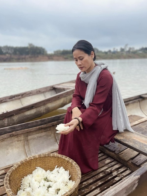 Biểu tượng của l&agrave;ng người mẫu Việt thập ni&ecirc;n 2000, U50 mang vẻ quyến rũ từng trải v&agrave; đầy kh&iacute; chất: Nhiều chị em tuổi 30 cũng thầm ghen tị- Ảnh 2.