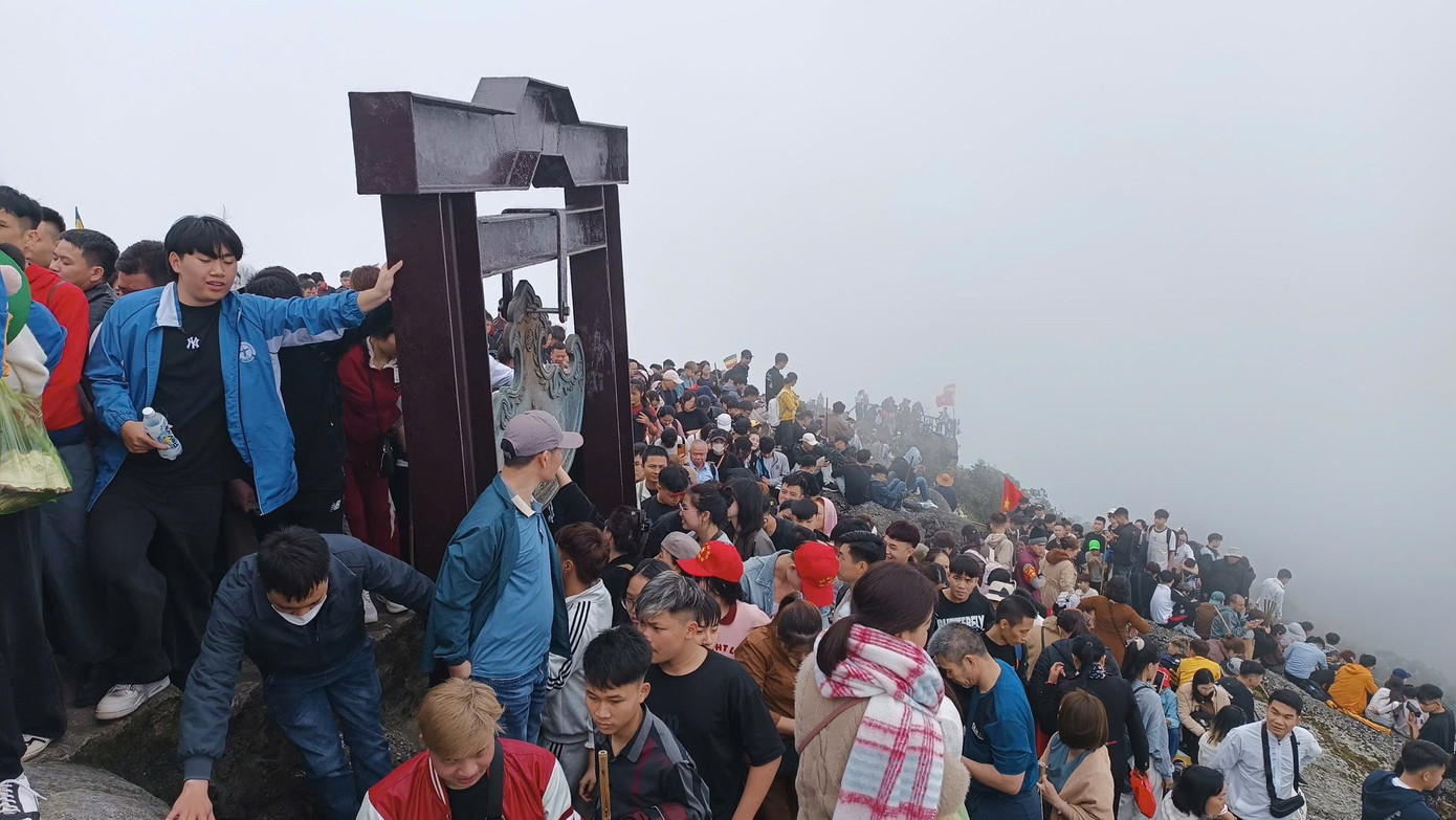 Biển người đổ về Y&ecirc;n Tử- Ảnh 8.