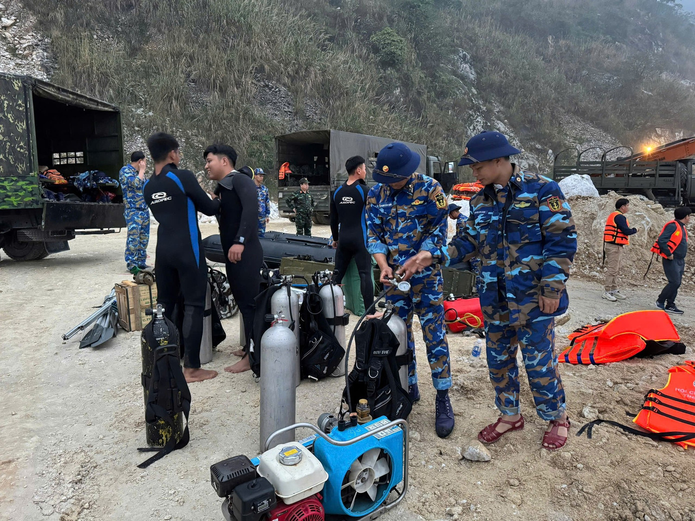 Thợ lặn kể lại ph&uacute;t lặn s&acirc;u 17m giữa đ&ecirc;m lạnh t&igrave;m nạn nh&acirc;n t&agrave;u ch&igrave;m Th&aacute;c B&agrave;- Ảnh 2.