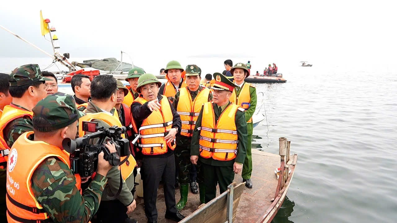 Lật tung l&ograve;ng hồ t&igrave;m kiếm nạn nh&acirc;n mất t&iacute;ch vụ ch&igrave;m t&agrave;u ở Th&aacute;c B&agrave;- Ảnh 7.