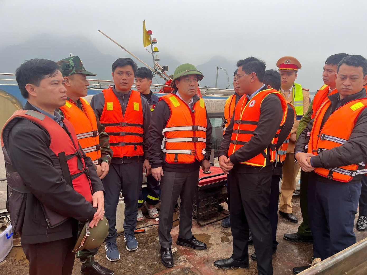 Lật tung l&ograve;ng hồ t&igrave;m kiếm nạn nh&acirc;n mất t&iacute;ch vụ ch&igrave;m t&agrave;u ở Th&aacute;c B&agrave;- Ảnh 6.