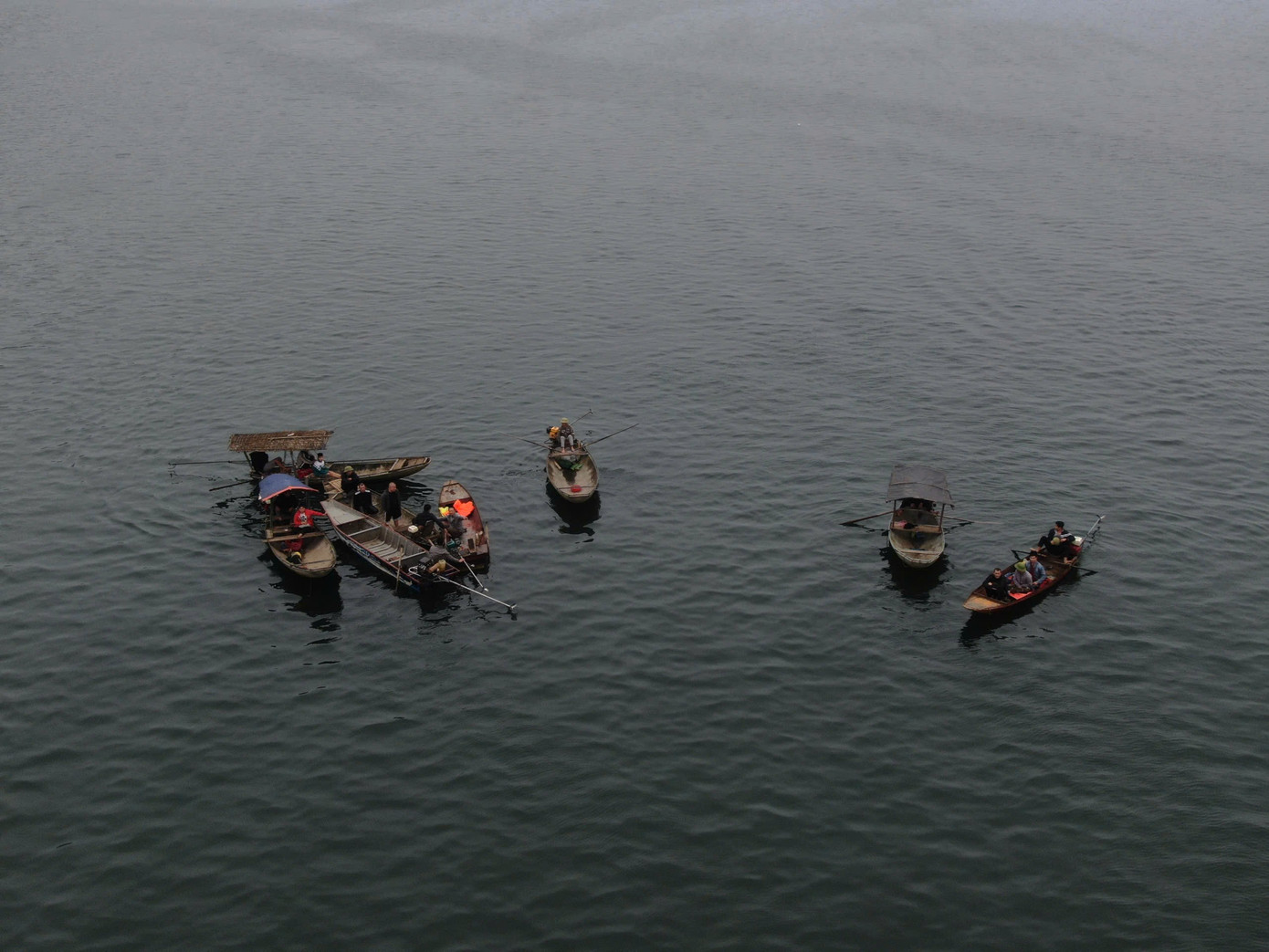 Lật tung l&ograve;ng hồ t&igrave;m kiếm nạn nh&acirc;n mất t&iacute;ch vụ ch&igrave;m t&agrave;u ở Th&aacute;c B&agrave;- Ảnh 2.