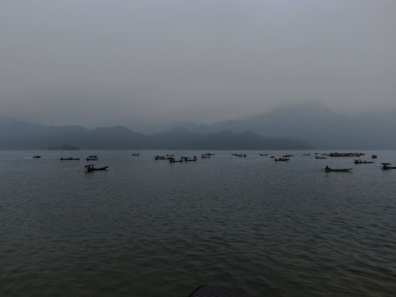 Lật tung l&ograve;ng hồ t&igrave;m kiếm nạn nh&acirc;n mất t&iacute;ch vụ ch&igrave;m t&agrave;u ở Th&aacute;c B&agrave;- Ảnh 1.