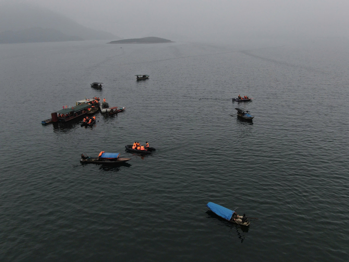 Lật tung l&ograve;ng hồ t&igrave;m kiếm nạn nh&acirc;n mất t&iacute;ch vụ ch&igrave;m t&agrave;u ở Th&aacute;c B&agrave;- Ảnh 3.