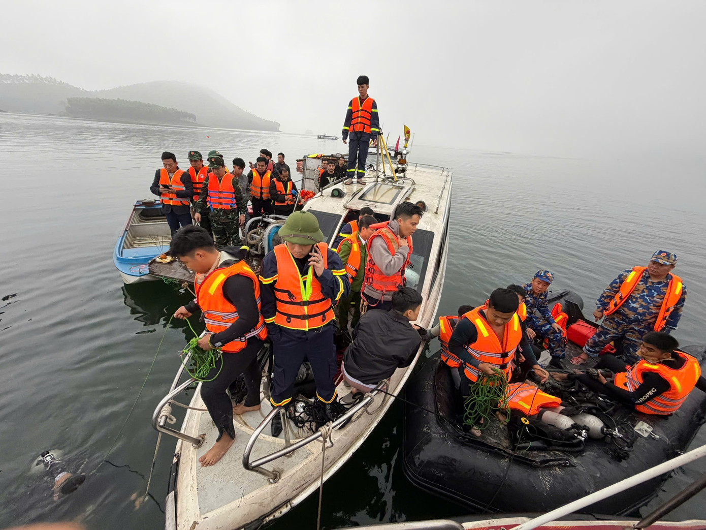 Lật tung l&ograve;ng hồ t&igrave;m kiếm nạn nh&acirc;n mất t&iacute;ch vụ ch&igrave;m t&agrave;u ở Th&aacute;c B&agrave;- Ảnh 5.