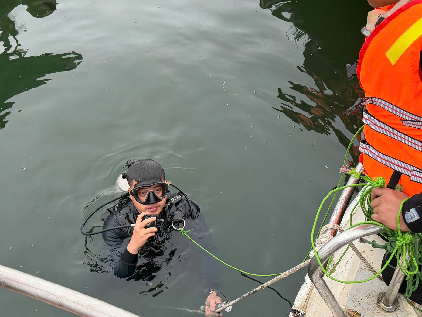 Lật tung l&ograve;ng hồ t&igrave;m kiếm nạn nh&acirc;n mất t&iacute;ch vụ ch&igrave;m t&agrave;u ở Th&aacute;c B&agrave;- Ảnh 9.