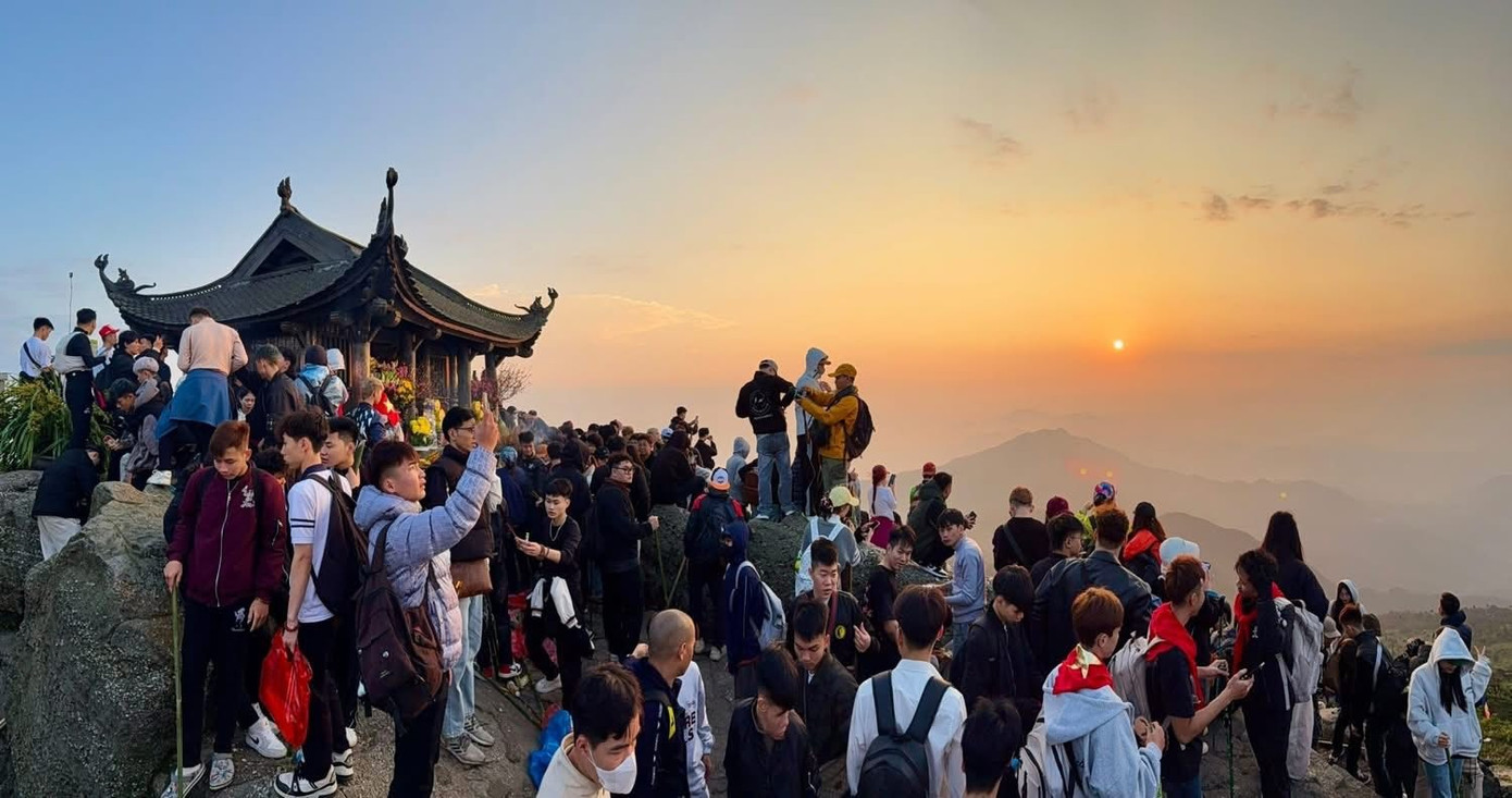 Biển người đổ về Y&ecirc;n Tử- Ảnh 1.