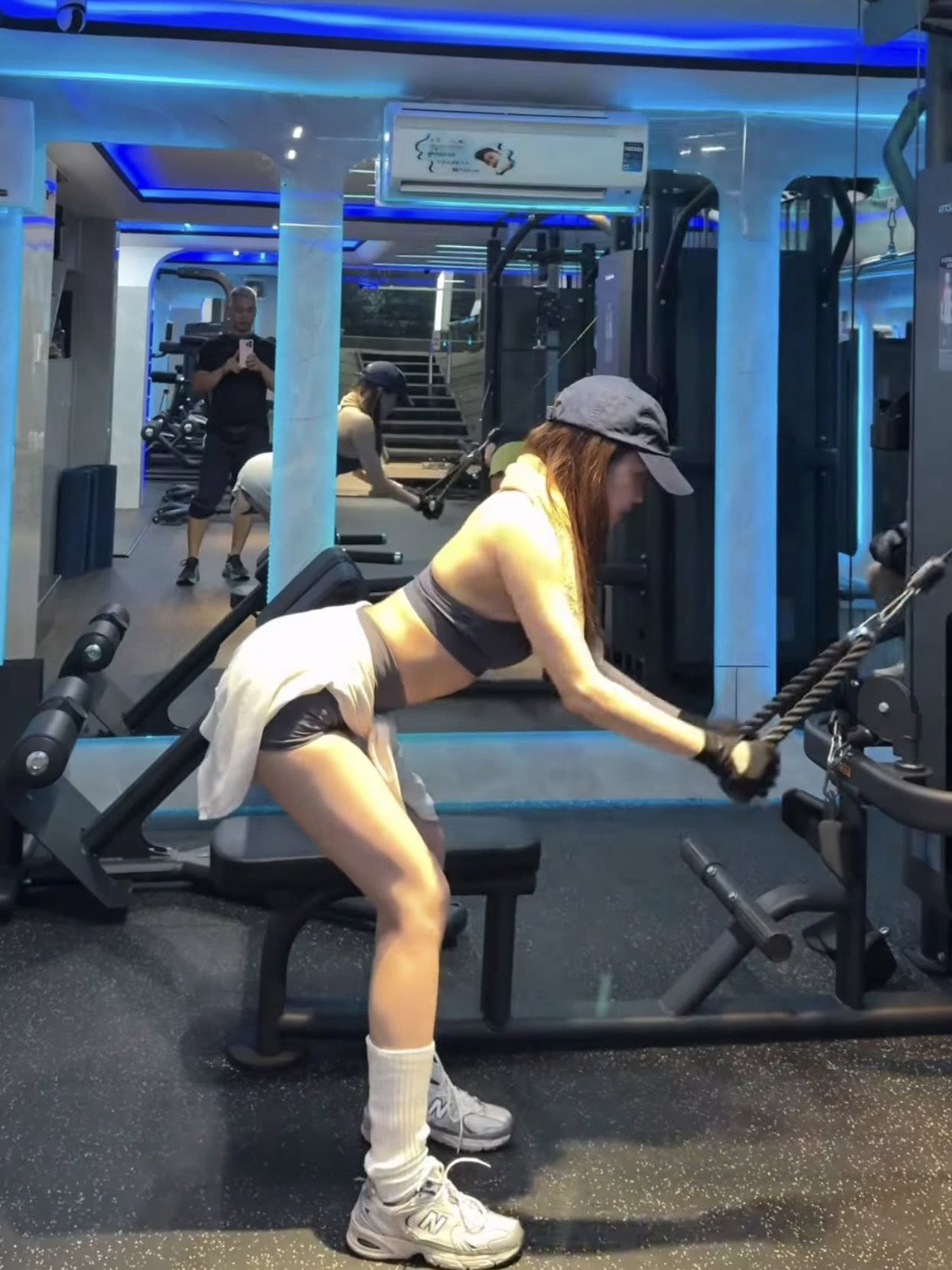 Mỹ nh&acirc;n quay lưng bước đi để lộ suối t&oacute;c dưới nắng, netizen khen hết lời- Ảnh 7.