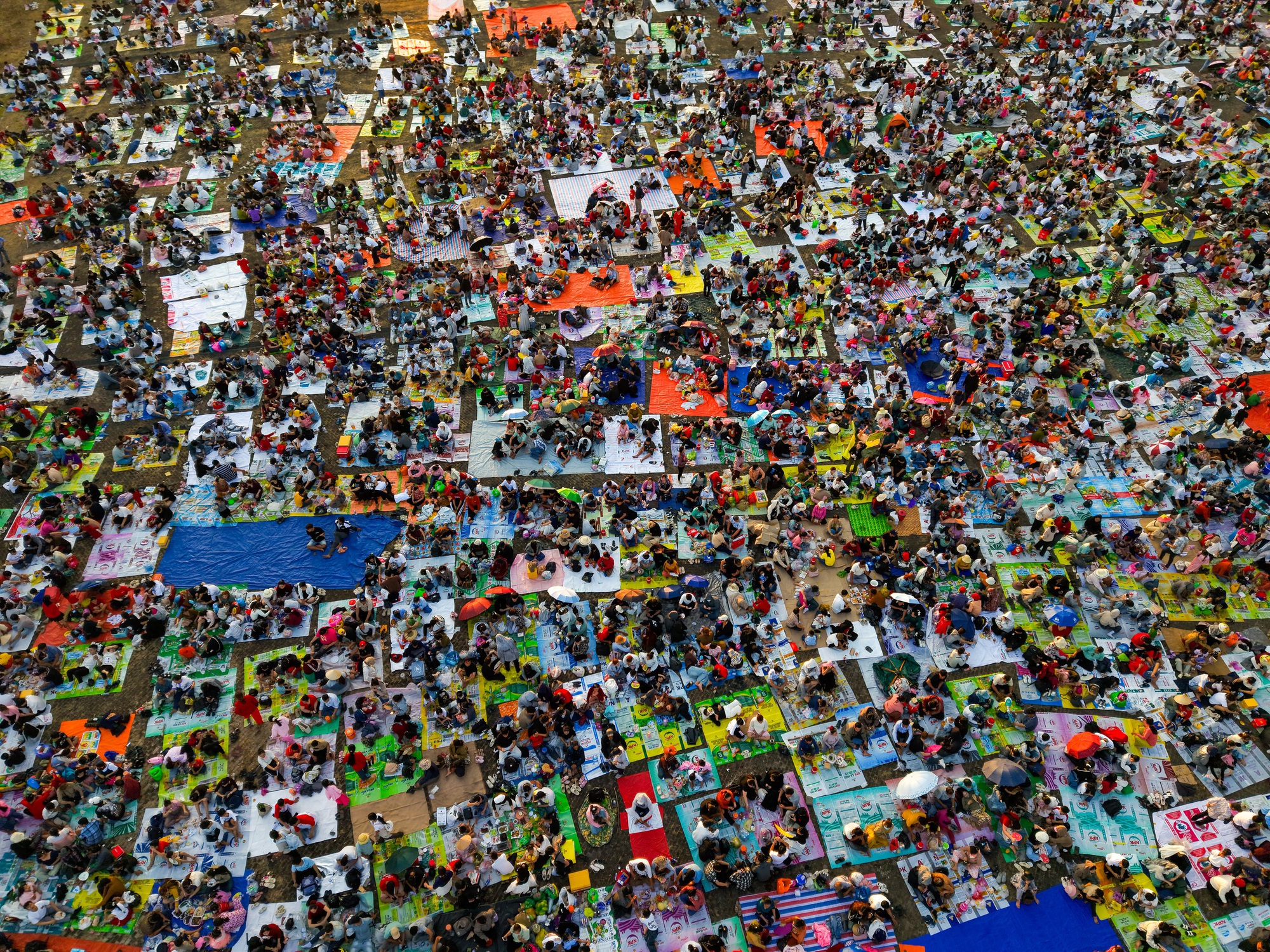 1 nơi ở Việt Nam h&uacute;t gần 157.000 lượt kh&aacute;ch trong 1 ng&agrave;y, ken đặc người 