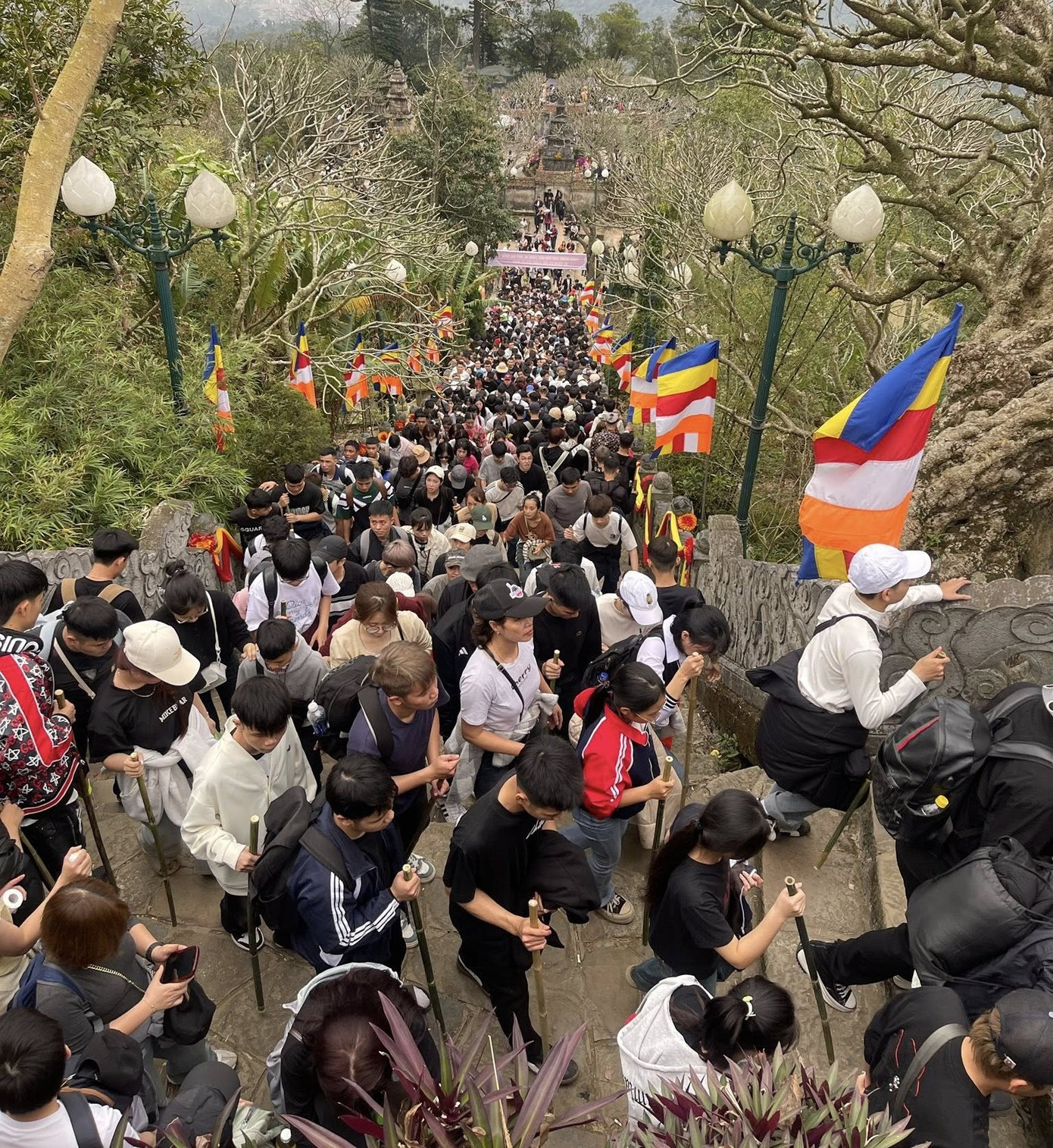 Biển người đổ về Y&ecirc;n Tử- Ảnh 10.