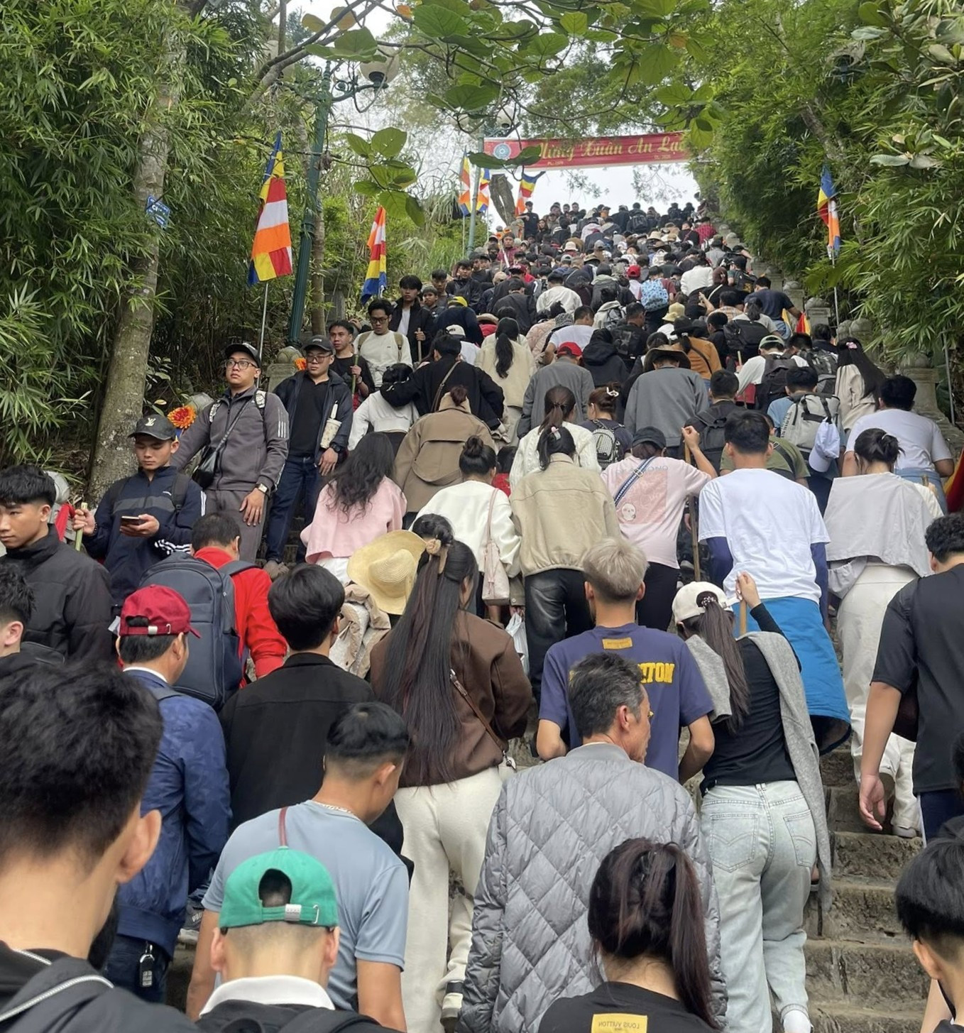 Biển người đổ về Y&ecirc;n Tử- Ảnh 4.