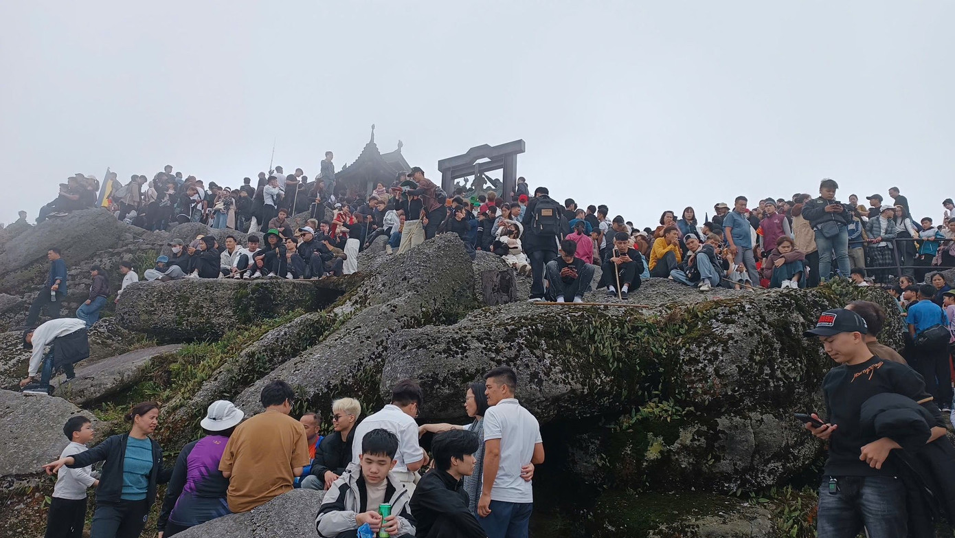 Biển người đổ về Y&ecirc;n Tử- Ảnh 14.