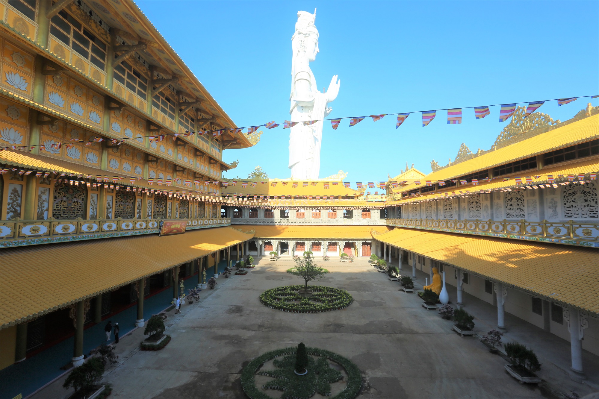 Cận cảnh ng&ocirc;i ch&ugrave;a c&oacute; tượng Quan &Acirc;m cao nhất Đ&ocirc;ng Nam &Aacute; ở Quảng Ng&atilde;i, từ đ&acirc;y c&oacute; thể nh&igrave;n thấy cả đảo L&yacute; Sơn- Ảnh 21.