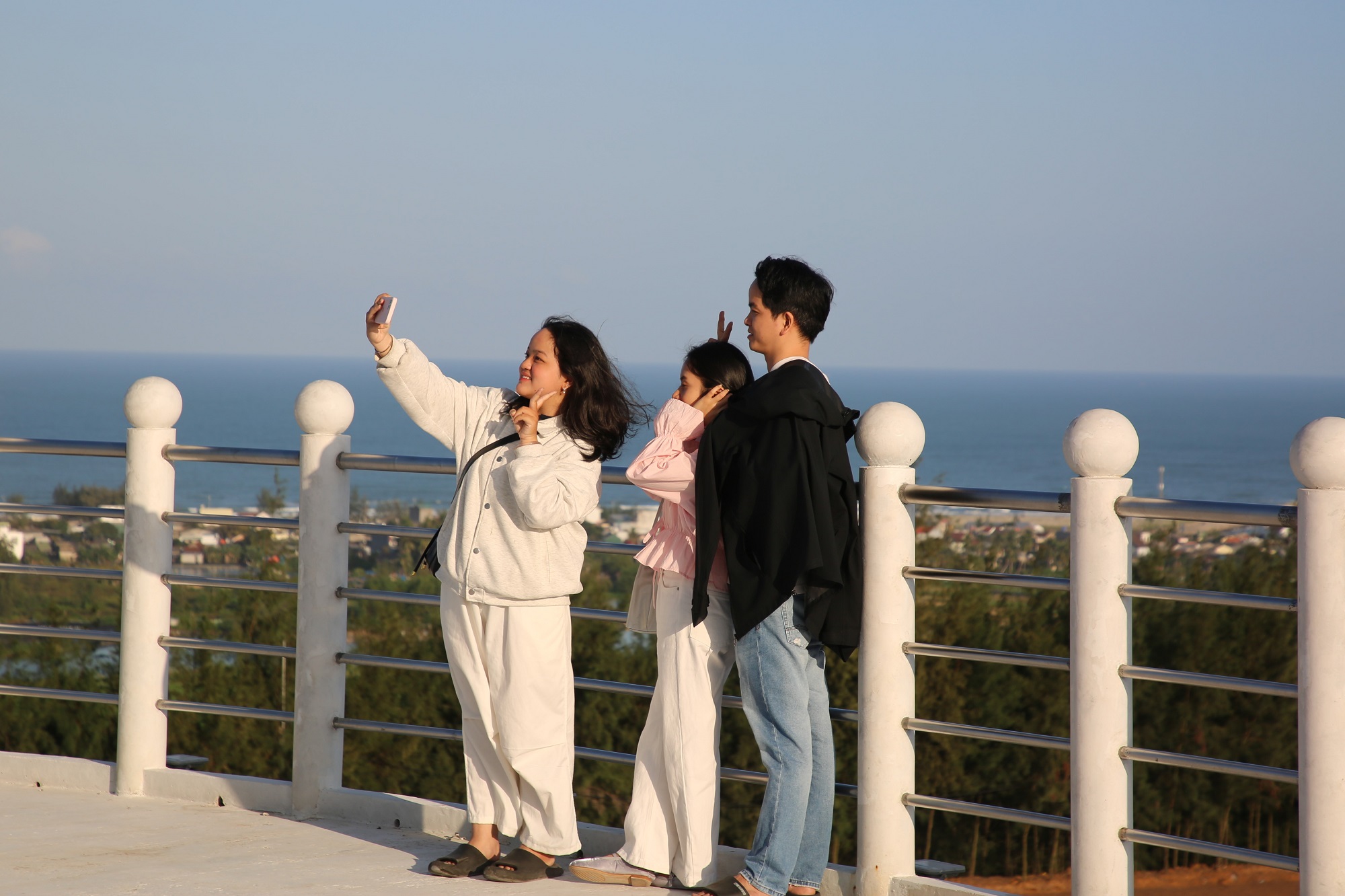 Cận cảnh ng&ocirc;i ch&ugrave;a c&oacute; tượng Quan &Acirc;m cao nhất Đ&ocirc;ng Nam &Aacute; ở Quảng Ng&atilde;i, từ đ&acirc;y c&oacute; thể nh&igrave;n thấy cả đảo L&yacute; Sơn- Ảnh 8.