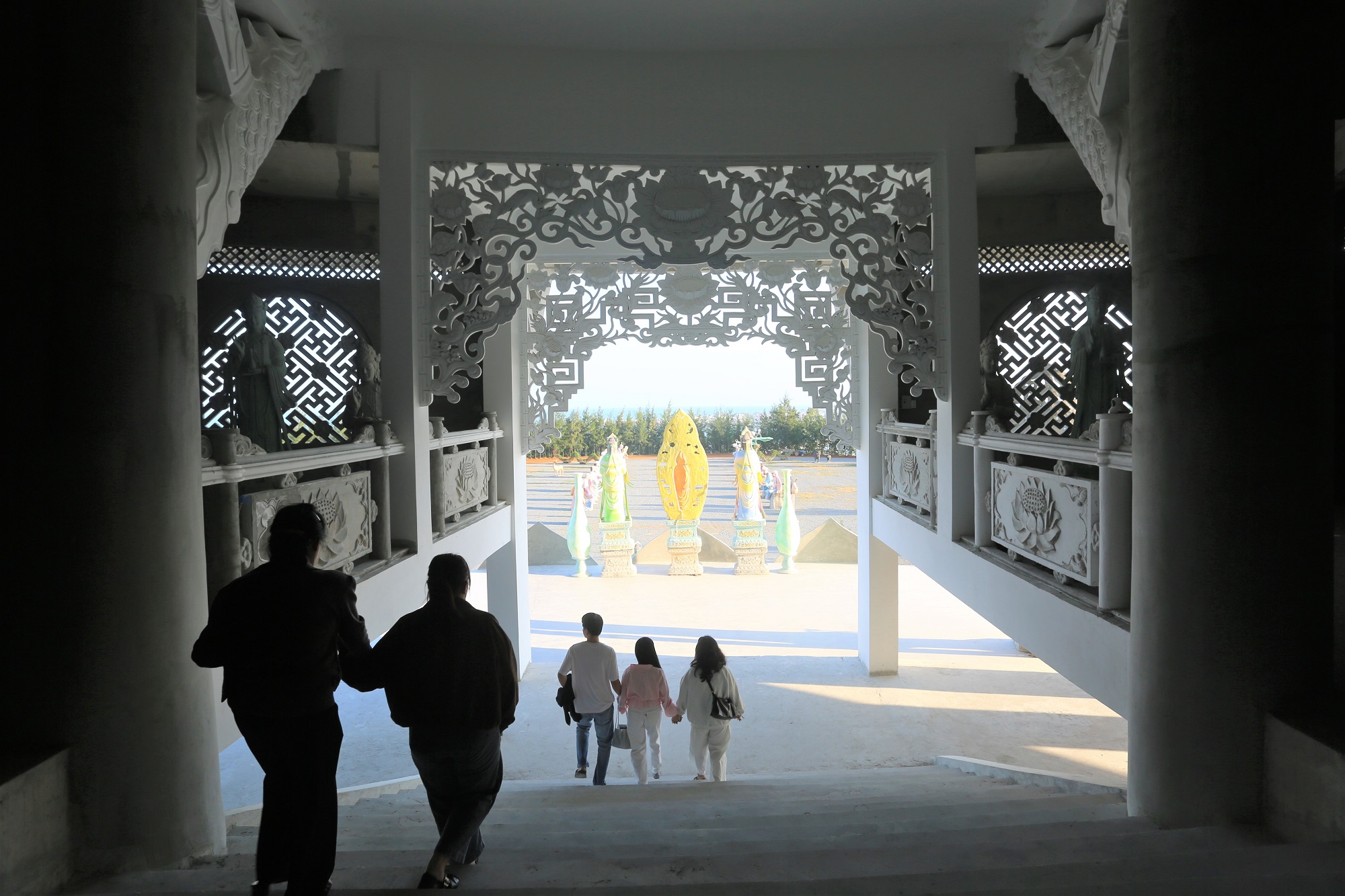 Cận cảnh ng&ocirc;i ch&ugrave;a c&oacute; tượng Quan &Acirc;m cao nhất Đ&ocirc;ng Nam &Aacute; ở Quảng Ng&atilde;i, từ đ&acirc;y c&oacute; thể nh&igrave;n thấy cả đảo L&yacute; Sơn- Ảnh 13.