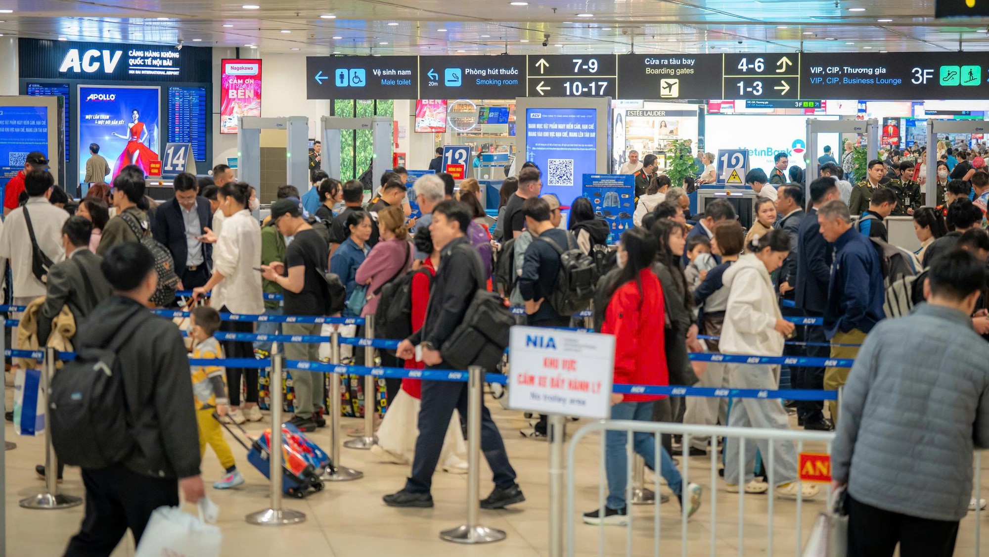 S&acirc;n bay Nội B&agrave;i lập kỷ lục đ&oacute;n hơn 124.000 lượt kh&aacute;ch ng&agrave;y m&ugrave;ng 6 Tết- Ảnh 5.