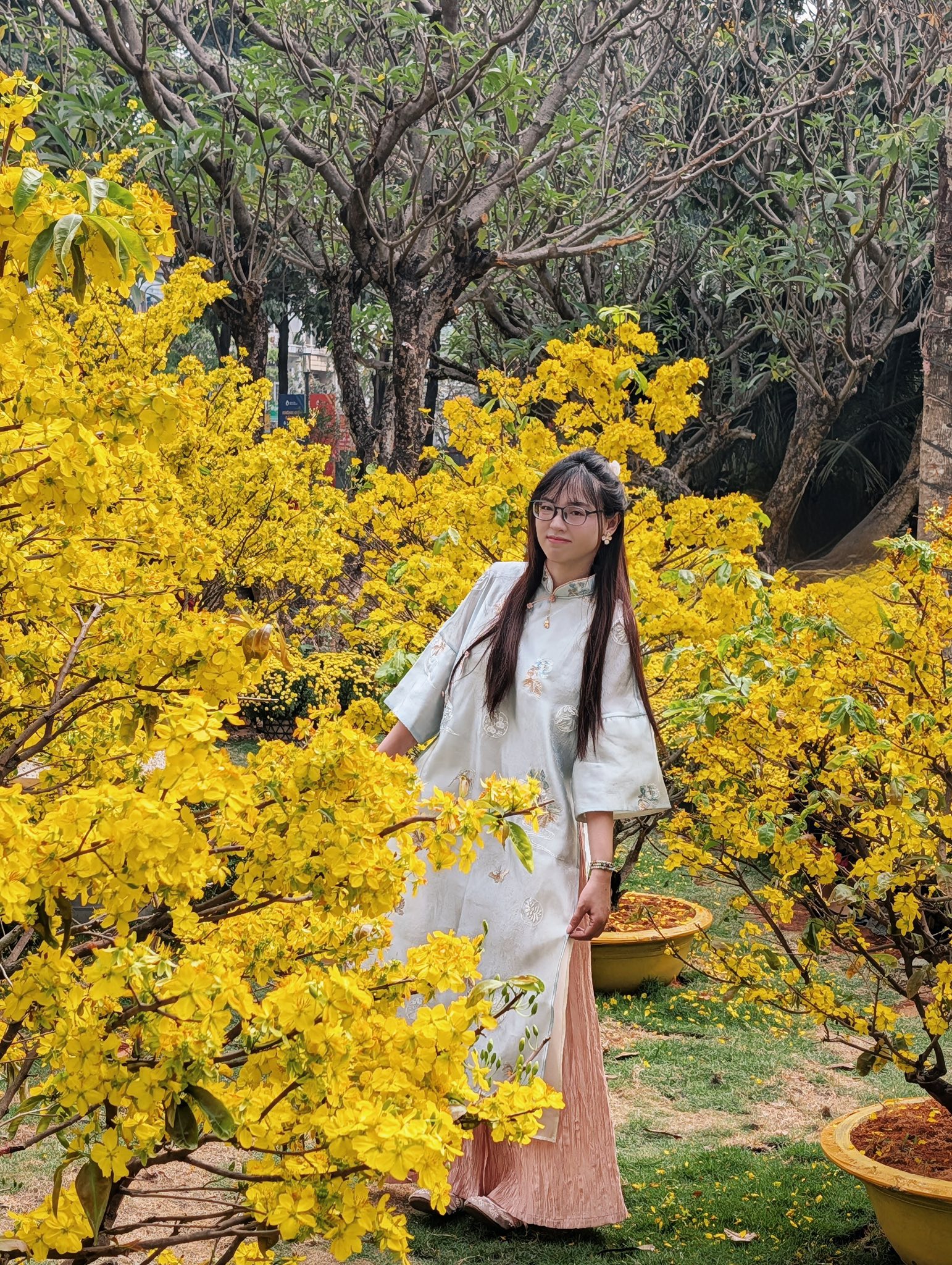 Mặc kệ ngày mai đi làm, hội nàng thơ vẫn chen chúc tại điểm check-in “lột xác” ngoạn mục nhất TP.HCM- Ảnh 4. Mặc kệ ngày mai đi làm, hội nàng thơ vẫn chen chúc tại điểm check-in “lột xác” ngoạn mục nhất TP.HCM- Ảnh 4.