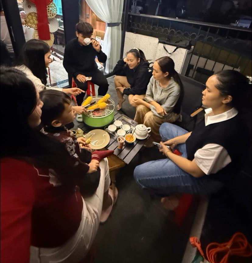 Vợ chồng Duy Mạnh đ&oacute;n d&agrave;n tuyển thủ thăm nh&agrave; mới 5 tầng mặt phố cổ, style của tiểu thư Quỳnh Anh g&acirc;y ch&uacute; &yacute;- Ảnh 2.