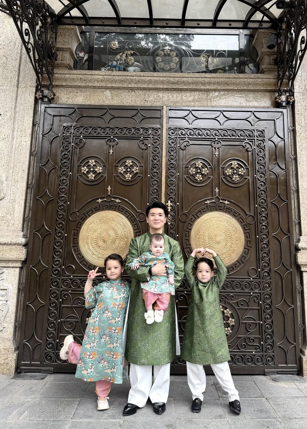 Bố đơn th&acirc;n ngh&igrave;n tỷ nh&agrave; bầu Hiển khoe cơ bắp cực phẩm ng&agrave;y tết, diện &aacute;o d&agrave;i bế con lại được khen kh&eacute;o chăm- Ảnh 2.