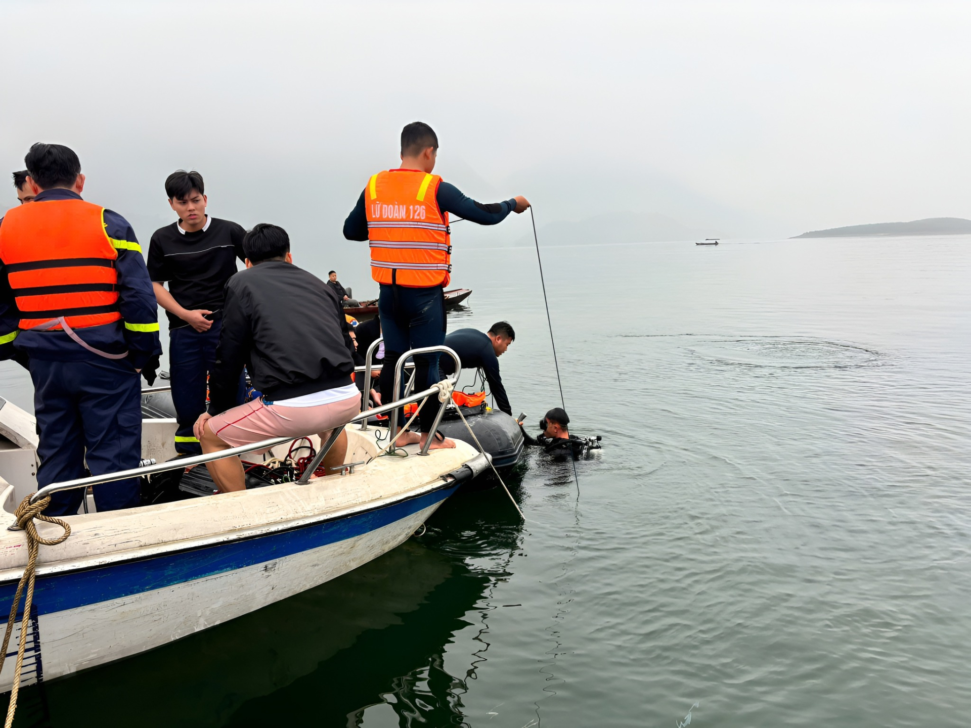 &Aacute;m ảnh tiếng va chạm x&eacute; toạc m&agrave;n đ&ecirc;m, người đ&agrave;n &ocirc;ng lao ra hồ Th&aacute;c B&agrave; cứu 6 người vụ lật t&agrave;u sau tiếng k&ecirc;u cứu &ldquo;Ối giời ơi&hellip;&rdquo;- Ảnh 2.