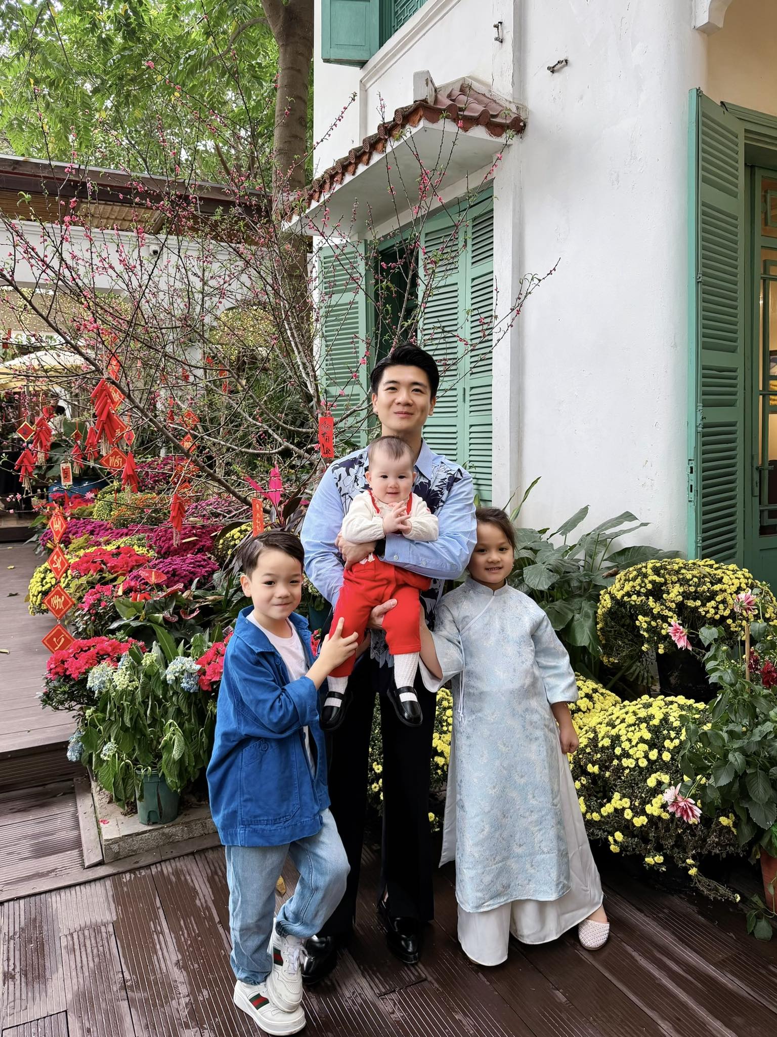 Bố đơn th&acirc;n ngh&igrave;n tỷ nh&agrave; bầu Hiển khoe cơ bắp cực phẩm ng&agrave;y tết, diện &aacute;o d&agrave;i bế con lại được khen kh&eacute;o chăm- Ảnh 3.