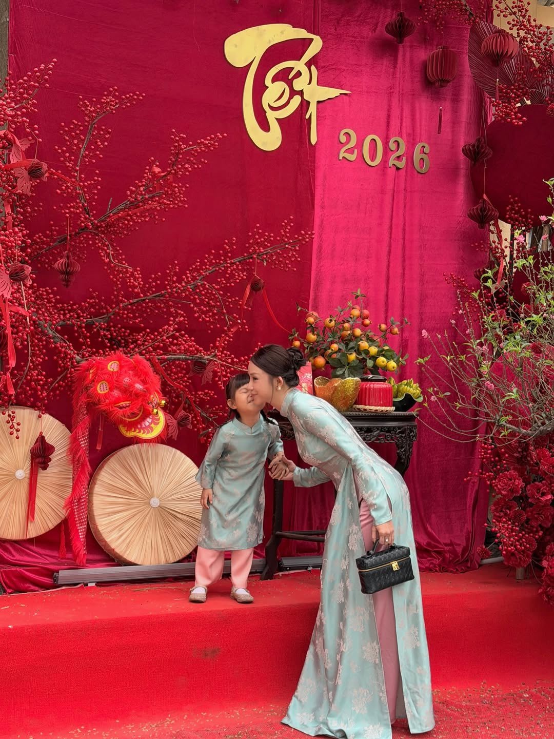 &Aacute;o d&agrave;i Tết 2026 của sao Việt: To&agrave;n thiết kế local brand xinh như mộng, c&agrave;ng ngắm c&agrave;ng say đắm- Ảnh 2.