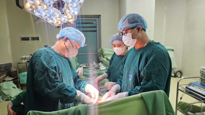 3 giờ căng thẳng cứu bệnh nh&acirc;n vỡ ph&igrave;nh động mạch chủ, nguy cơ tử vong tới 80%- Ảnh 1.