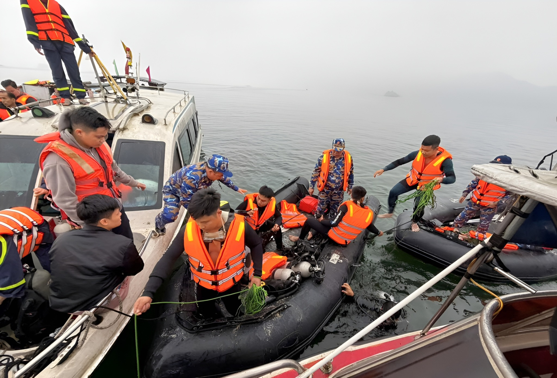 &Aacute;m ảnh tiếng va chạm x&eacute; toạc m&agrave;n đ&ecirc;m, người đ&agrave;n &ocirc;ng lao ra hồ Th&aacute;c B&agrave; cứu 6 người vụ lật t&agrave;u sau tiếng k&ecirc;u cứu &ldquo;Ối giời ơi&hellip;&rdquo;- Ảnh 3.