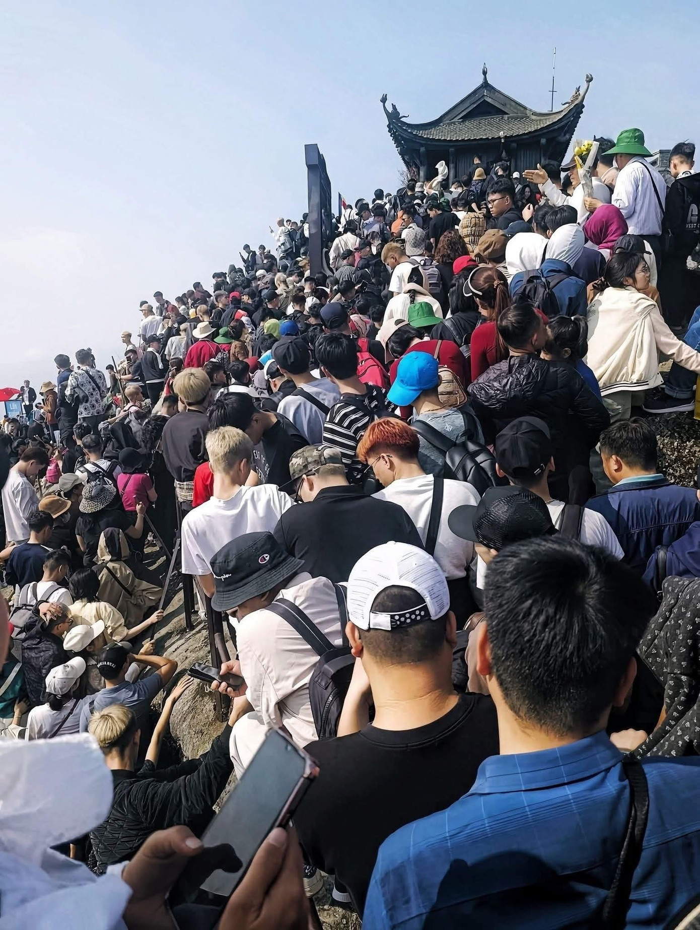 Biển người đổ về Y&ecirc;n Tử- Ảnh 11.