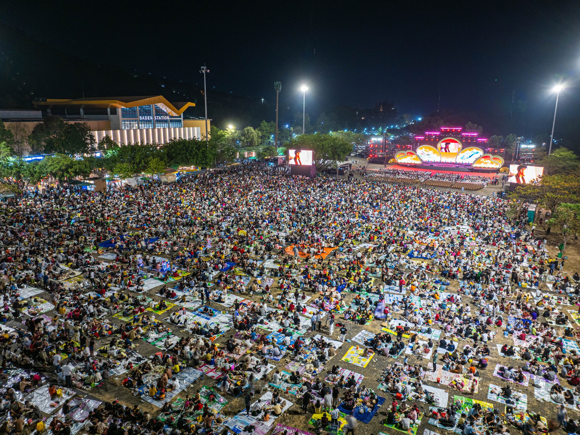 1 nơi ở Việt Nam h&uacute;t gần 157.000 lượt kh&aacute;ch trong 1 ng&agrave;y, ken đặc người 