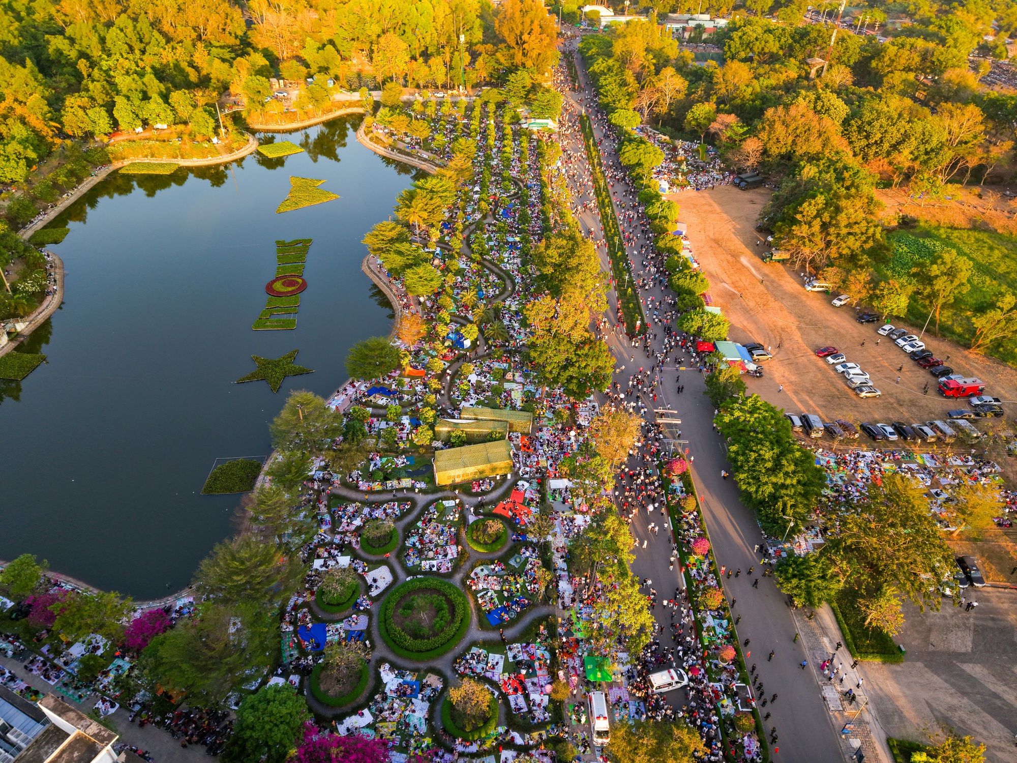 1 nơi ở Việt Nam h&uacute;t gần 157.000 lượt kh&aacute;ch trong 1 ng&agrave;y, ken đặc người 