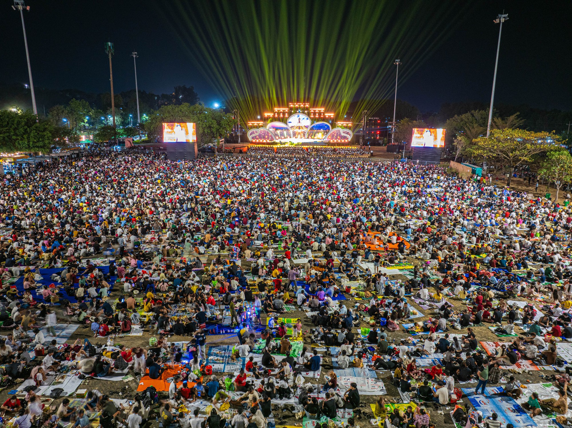 1 nơi ở Việt Nam h&uacute;t gần 157.000 lượt kh&aacute;ch trong 1 ng&agrave;y, ken đặc người 