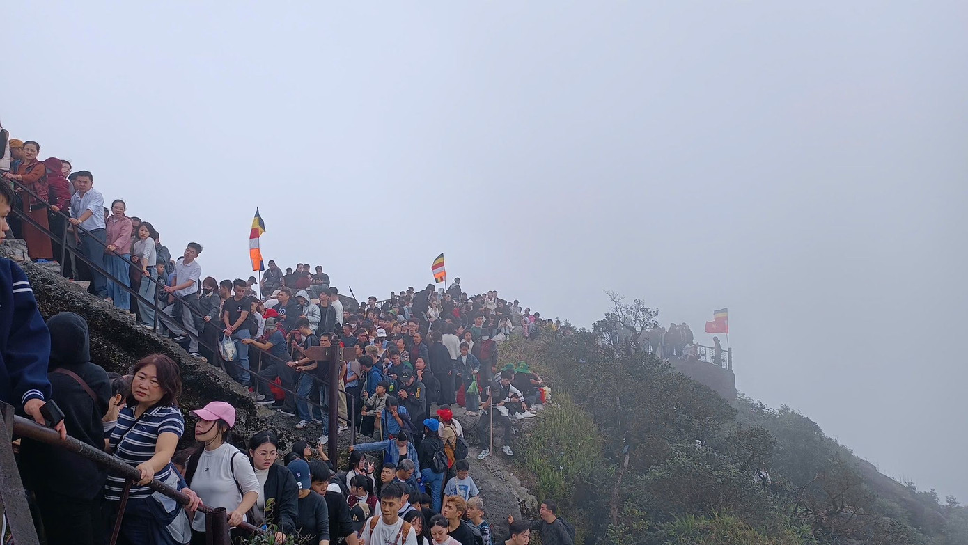 Biển người đổ về Y&ecirc;n Tử- Ảnh 12.