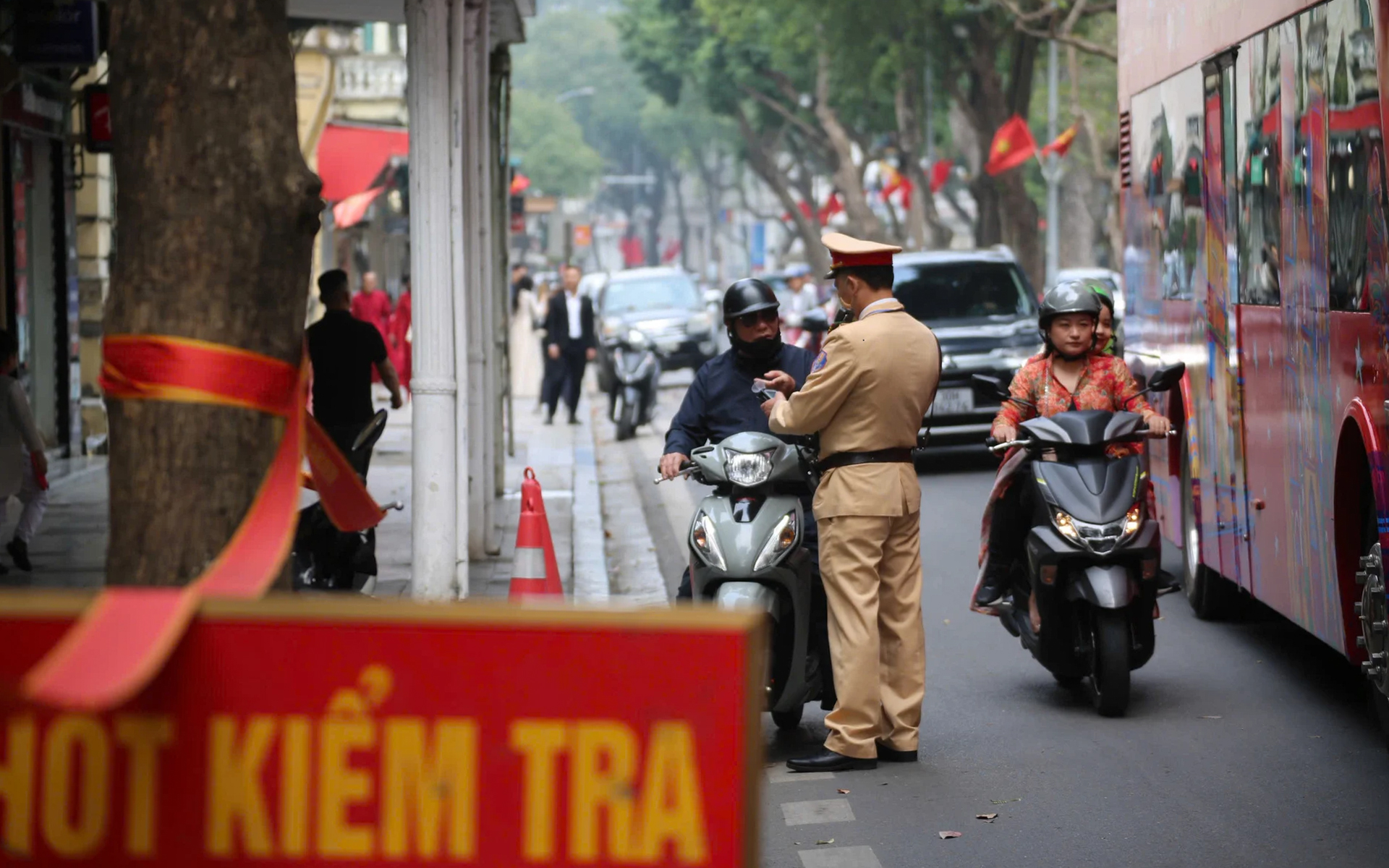 Mức phạt vượt đ&egrave;n đỏ mới nhất đối với tất cả c&aacute;c loại xe, t&agrave;i xế ch&uacute; &yacute;- Ảnh 1.