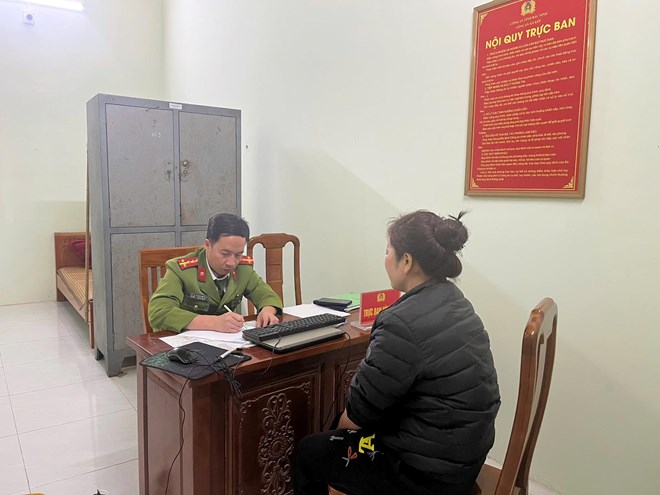 Đậu xe tr&ecirc;n đường bất ngờ bị một người phụ nữ đến thu tiền bến b&atilde;i- Ảnh 1.