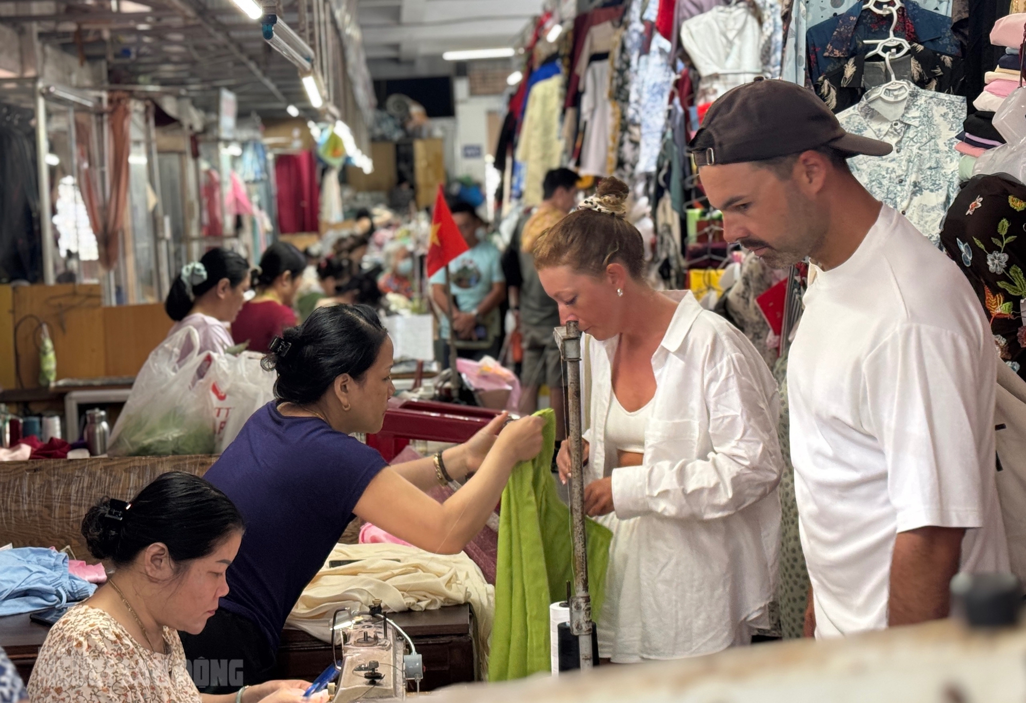 Điều đặc biệt ở ng&ocirc;i chợ độc đ&aacute;o nhất Việt Nam- Ảnh 1.