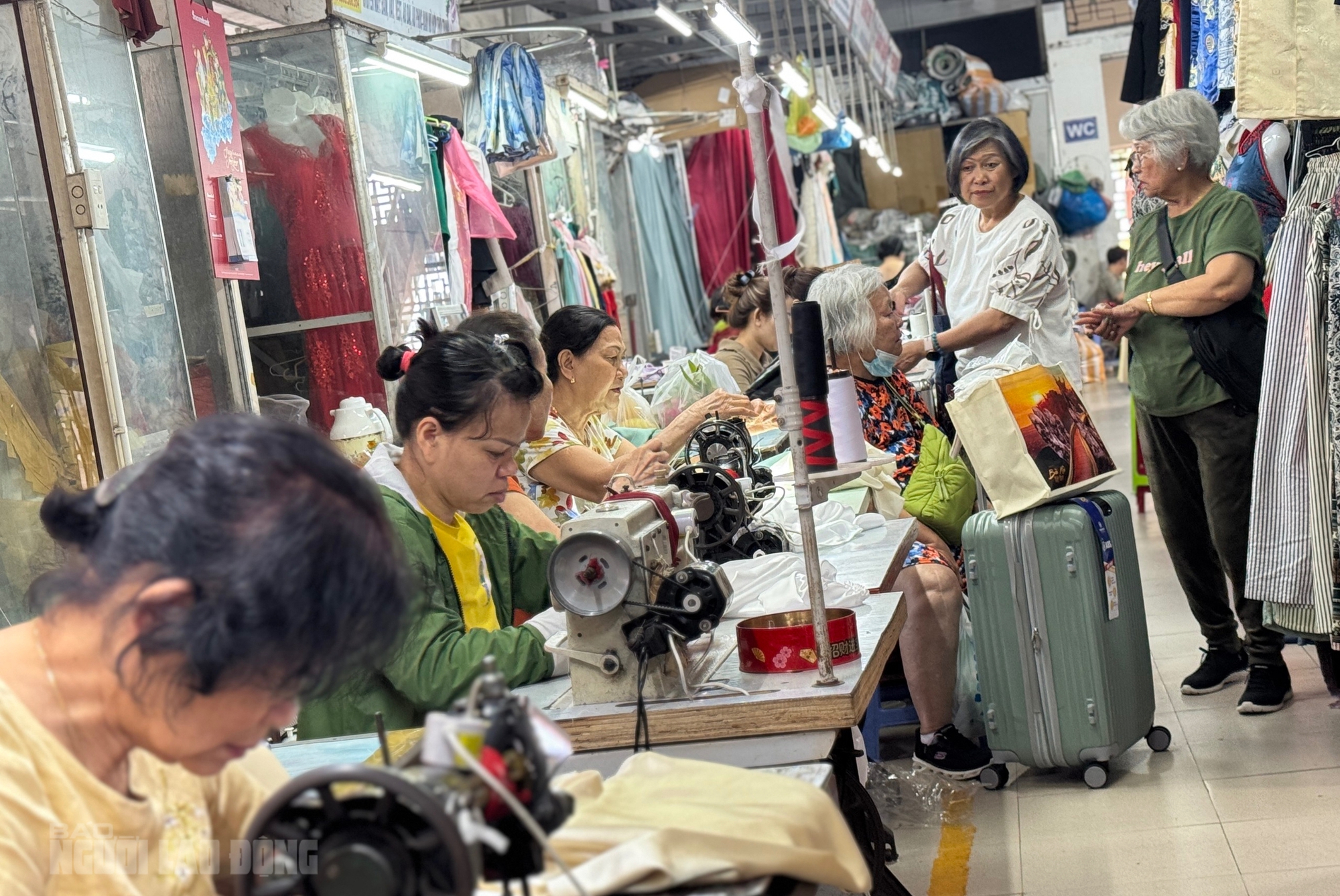 Điều đặc biệt ở ng&ocirc;i chợ độc đ&aacute;o nhất Việt Nam- Ảnh 2.