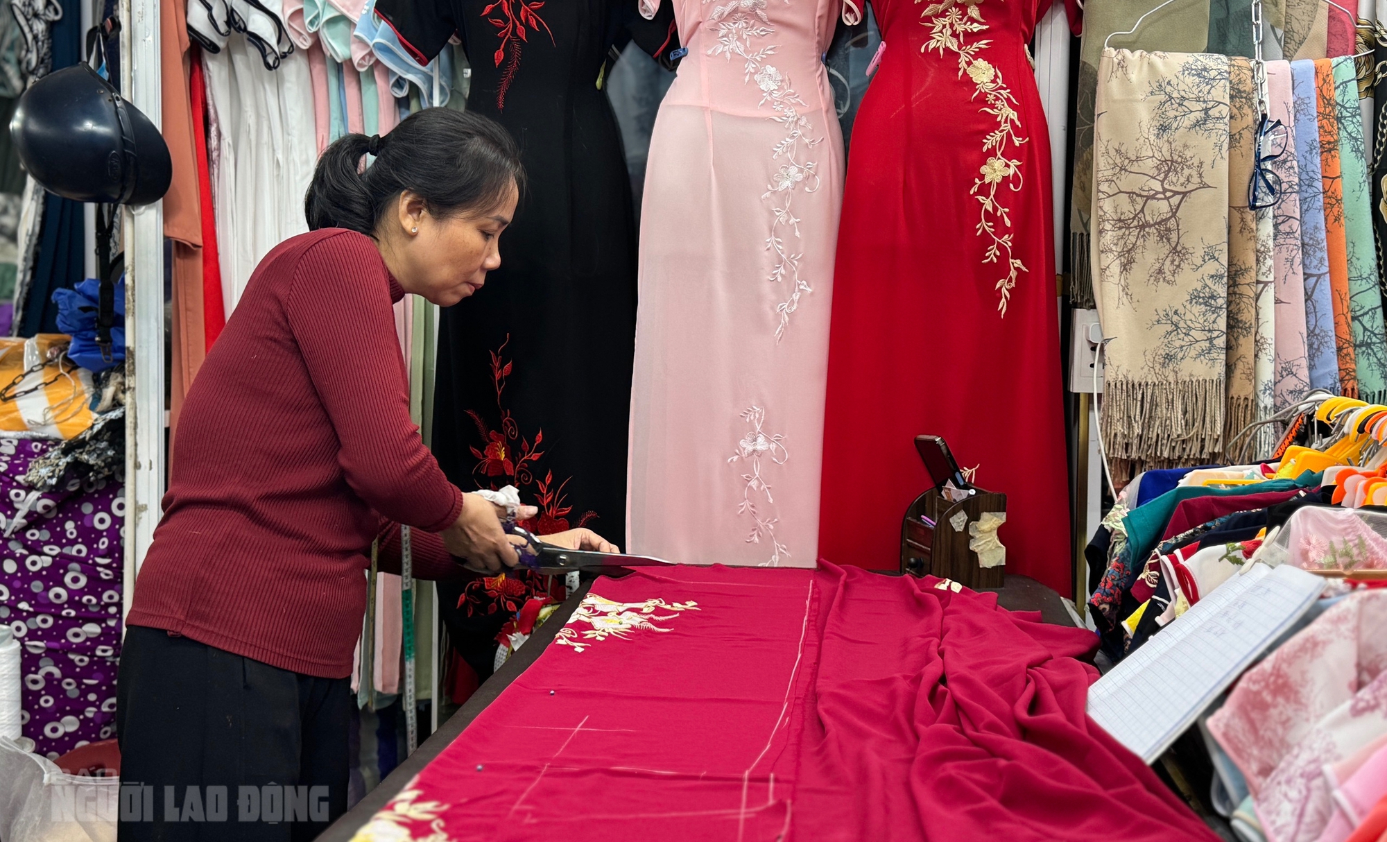 Điều đặc biệt ở ng&ocirc;i chợ độc đ&aacute;o nhất Việt Nam- Ảnh 3.