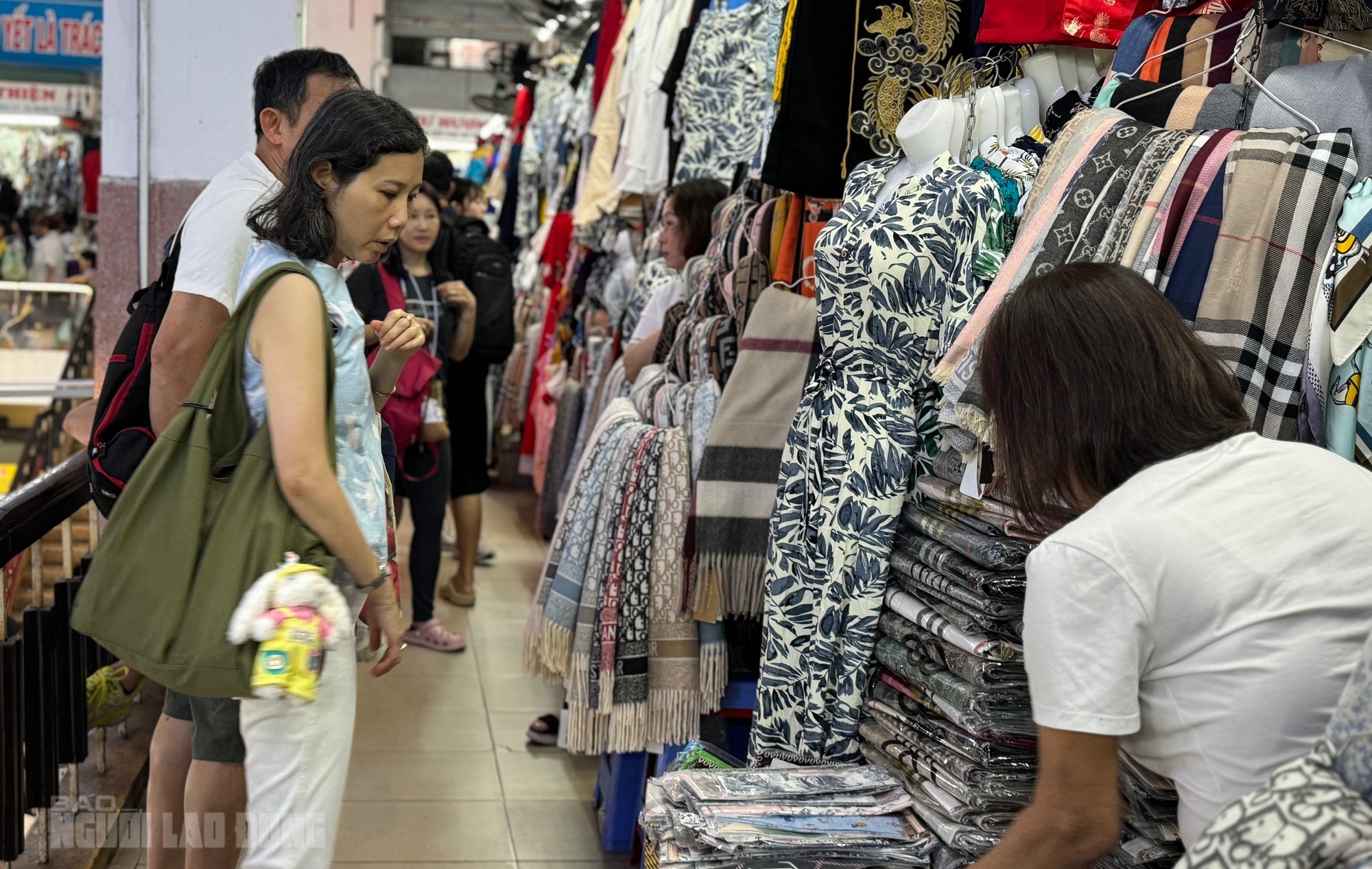 Điều đặc biệt ở ng&ocirc;i chợ độc đ&aacute;o nhất Việt Nam- Ảnh 4.