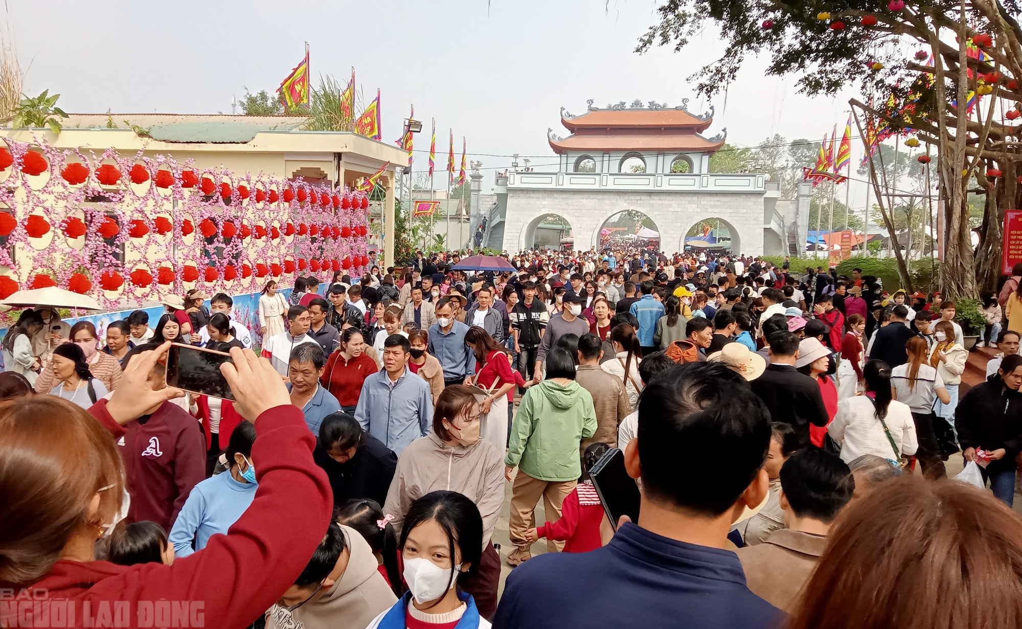 H&agrave;ng vạn du kh&aacute;ch đổ về ng&ocirc;i đền thi&ecirc;ng dưới ch&acirc;n n&uacute;i Nưa xin "nước th&aacute;nh"- Ảnh 1.