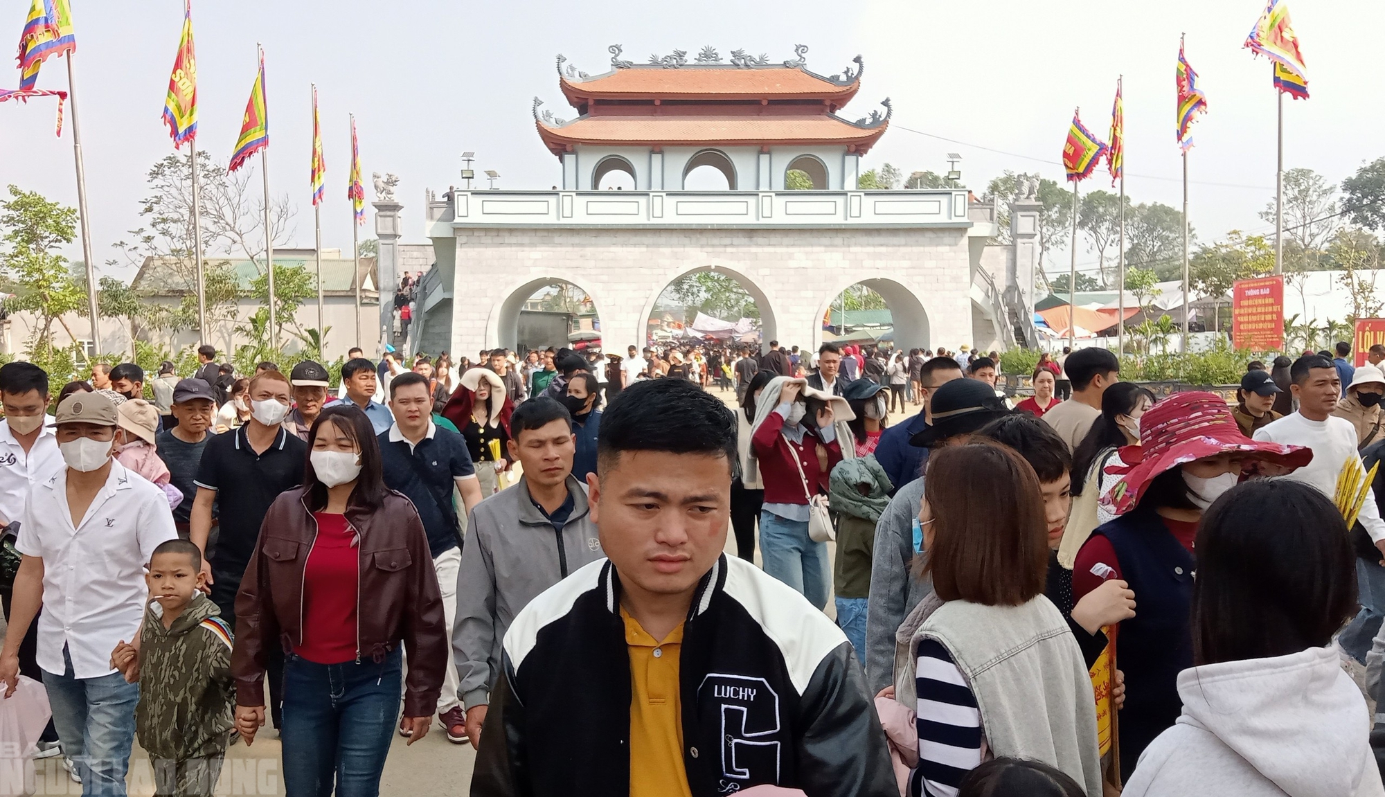 H&agrave;ng vạn du kh&aacute;ch đổ về ng&ocirc;i đền thi&ecirc;ng dưới ch&acirc;n n&uacute;i Nưa xin "nước th&aacute;nh"- Ảnh 4.