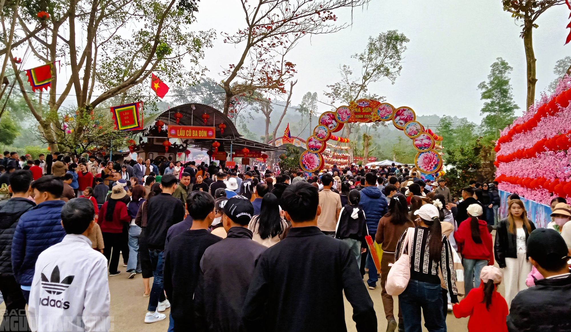 H&agrave;ng vạn du kh&aacute;ch đổ về ng&ocirc;i đền thi&ecirc;ng dưới ch&acirc;n n&uacute;i Nưa xin "nước th&aacute;nh"- Ảnh 5.