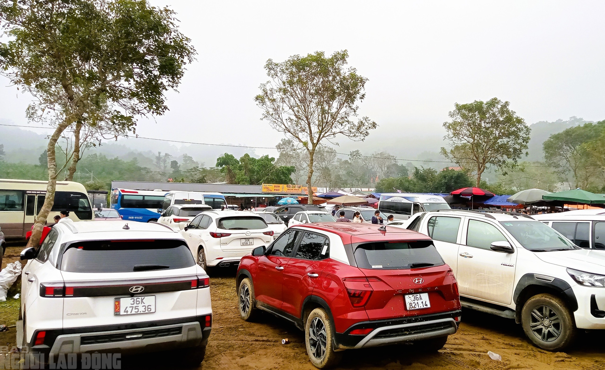 H&agrave;ng vạn du kh&aacute;ch đổ về ng&ocirc;i đền thi&ecirc;ng dưới ch&acirc;n n&uacute;i Nưa xin "nước th&aacute;nh"- Ảnh 9.