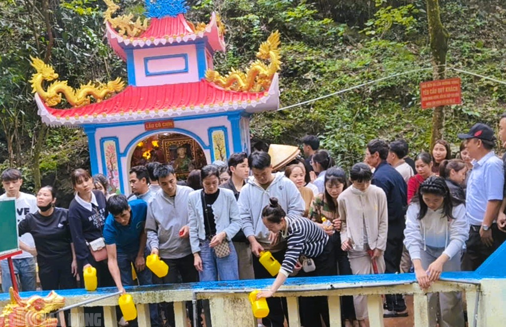 H&agrave;ng vạn du kh&aacute;ch đổ về ng&ocirc;i đền thi&ecirc;ng dưới ch&acirc;n n&uacute;i Nưa xin "nước th&aacute;nh"- Ảnh 16.