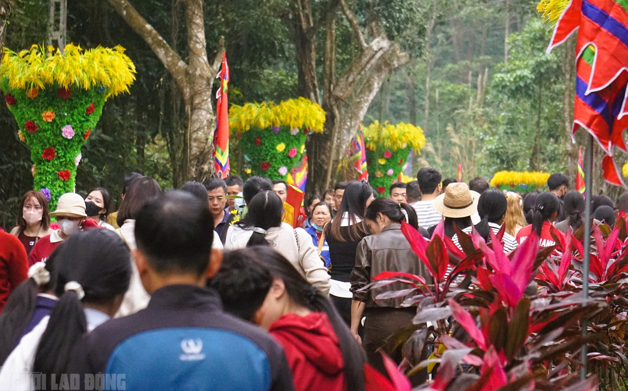 H&agrave;ng vạn du kh&aacute;ch đổ về ng&ocirc;i đền thi&ecirc;ng dưới ch&acirc;n n&uacute;i Nưa xin "nước th&aacute;nh"- Ảnh 17.