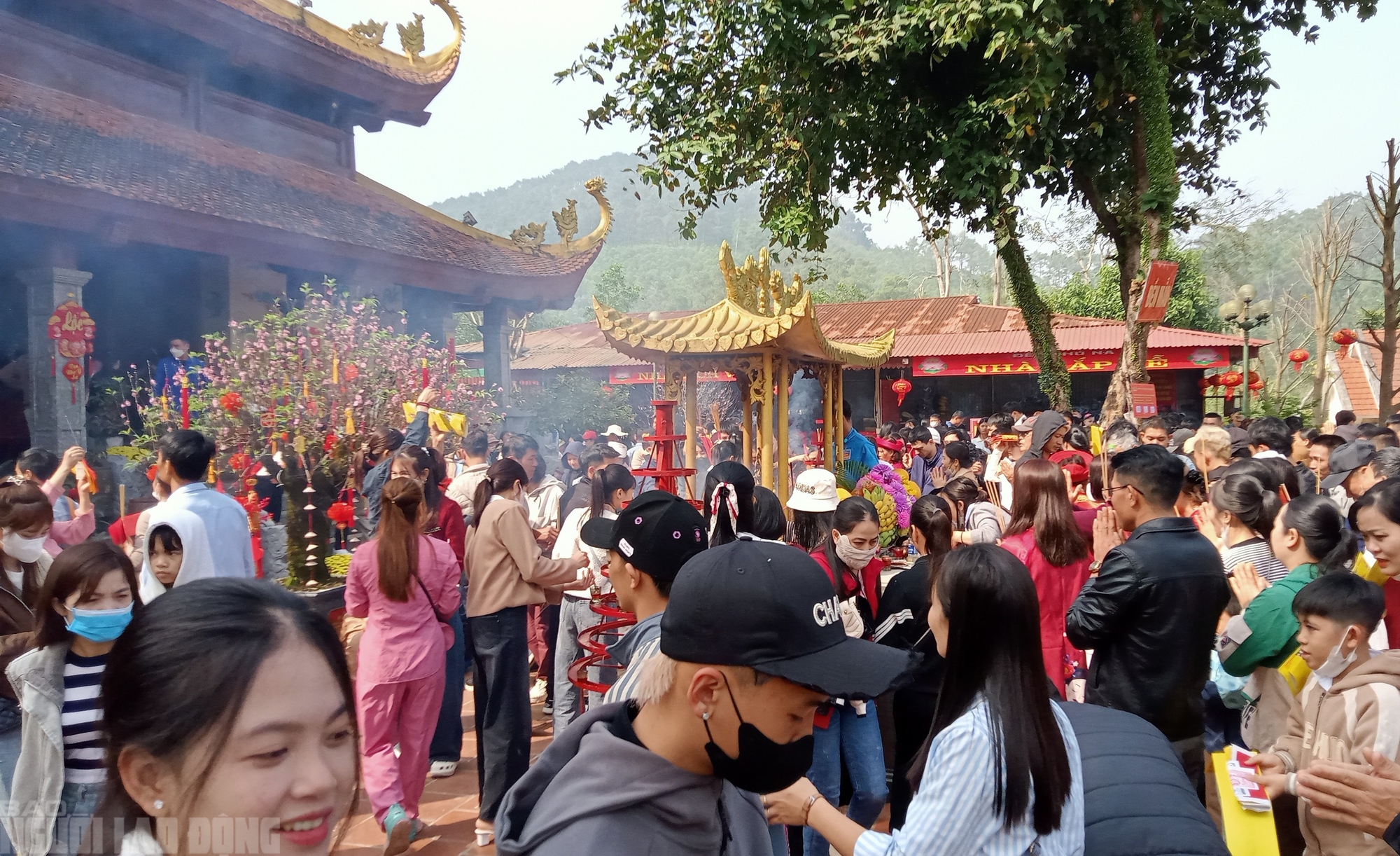 H&agrave;ng vạn du kh&aacute;ch đổ về ng&ocirc;i đền thi&ecirc;ng dưới ch&acirc;n n&uacute;i Nưa xin "nước th&aacute;nh"- Ảnh 2.