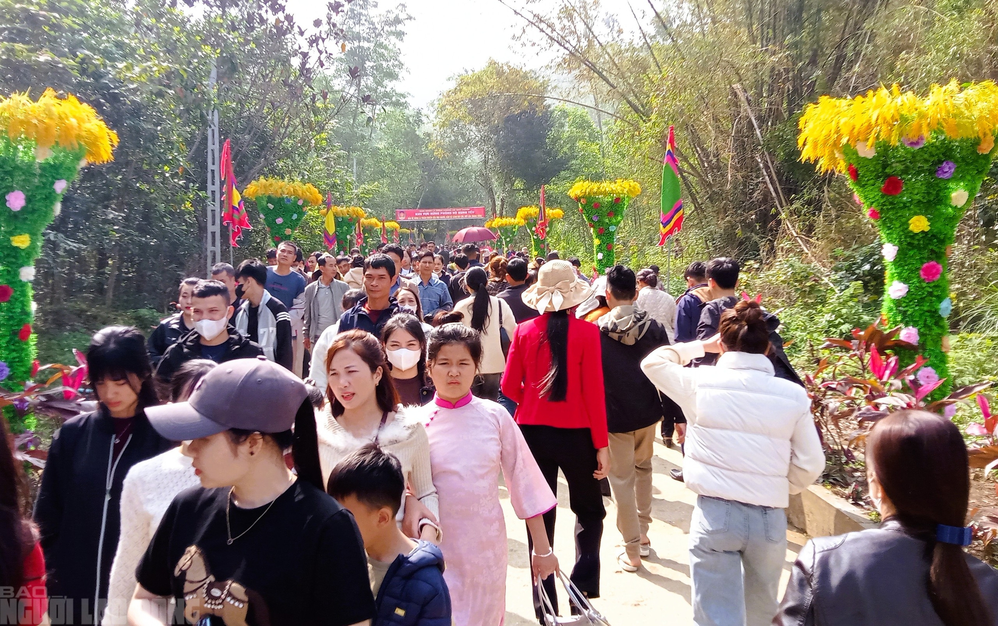 H&agrave;ng vạn du kh&aacute;ch đổ về ng&ocirc;i đền thi&ecirc;ng dưới ch&acirc;n n&uacute;i Nưa xin "nước th&aacute;nh"- Ảnh 3.