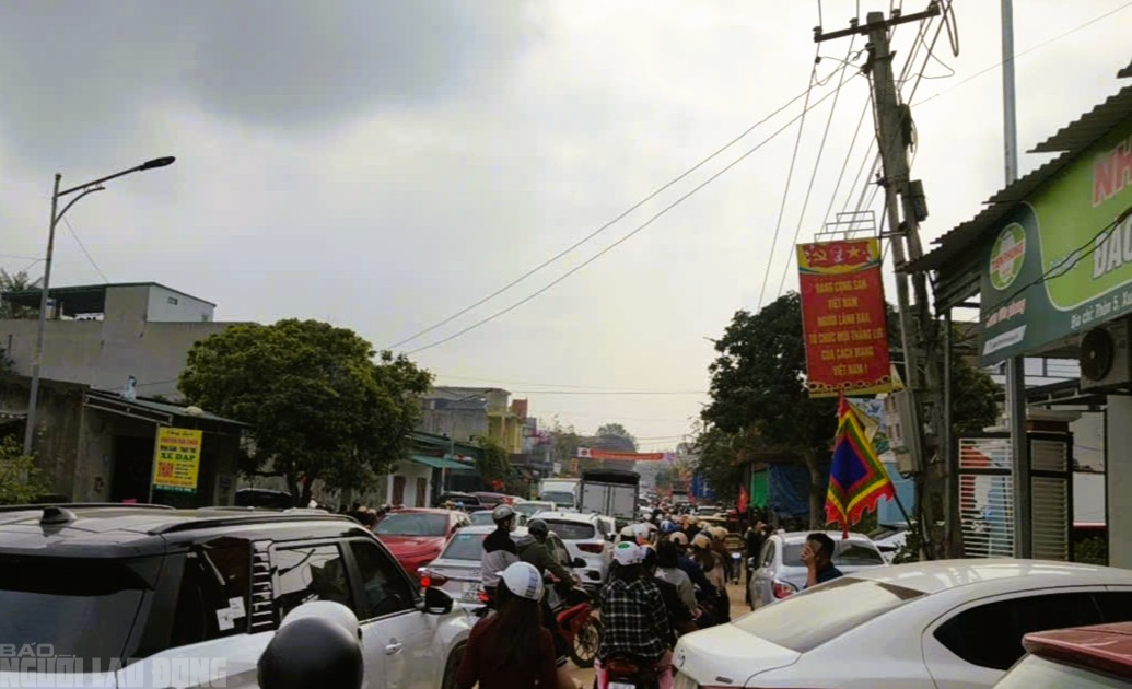 H&agrave;ng vạn du kh&aacute;ch đổ về ng&ocirc;i đền thi&ecirc;ng dưới ch&acirc;n n&uacute;i Nưa xin "nước th&aacute;nh"- Ảnh 6.