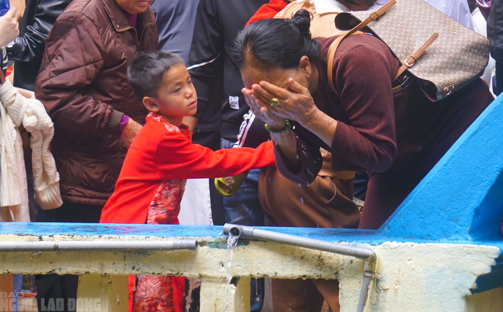 H&agrave;ng vạn du kh&aacute;ch đổ về ng&ocirc;i đền thi&ecirc;ng dưới ch&acirc;n n&uacute;i Nưa xin "nước th&aacute;nh"- Ảnh 12.